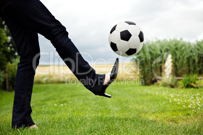 Fussball mit eleganten Frauenschuh 691