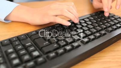 Finger auf einer Tastatur