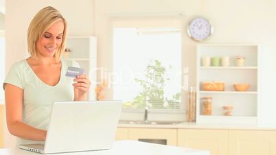 Hausfrau mit Laptop