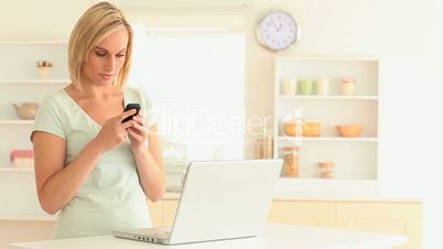 Hausfrau mit Laptop und Handy