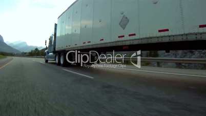 Semi trailer truck