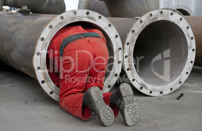 Arbeiter überprüft ein Stahlrohr Worker checks a steel pipe