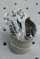 Schraubenschlüssel in einer Blechdose Wrench in a tin can