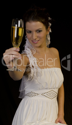 Braut prostet mit Sektglas