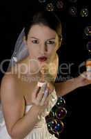 Braut spielt mit Seifenblasen
