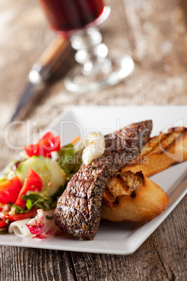 Detail eines Steak mit Salat
