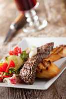 Detail eines Steak mit Salat