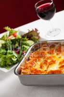 Auflaufform mit Lasagne und Salat