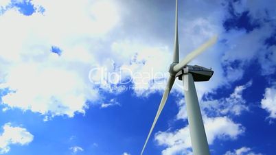 Windrad vor schnell vorbei ziehenden Wolken