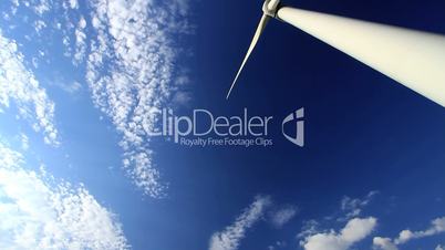 Windkraftanlage vor blauem Himmel 270 Grad Schwenk