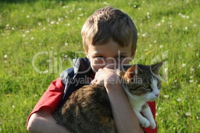 Junge mit der Katze