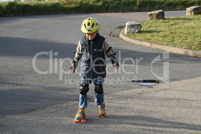 Junge auf Rollschuhe