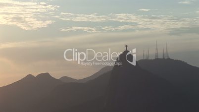 Christusstatue in Rio de Janeiro bei Sonnenuntergang Brasilien