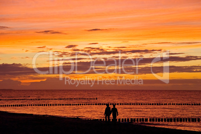 couple sunset sea
