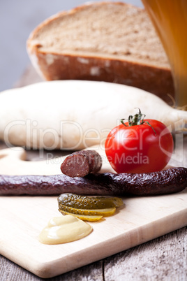 Kaminwurzen, Senf und Brot