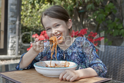 Mädchen isst Spaghetti