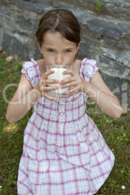 Mädchen trinkt Milch