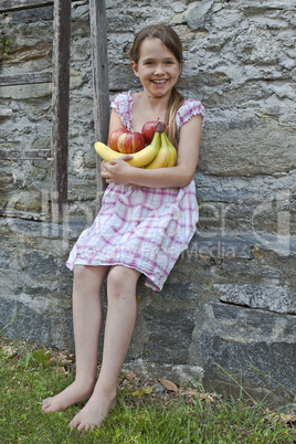 Mädchen isst Obst