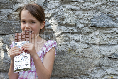 Mädchen isst Schokolade