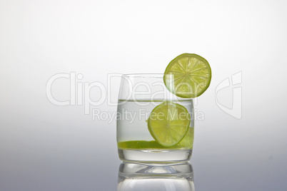 Glas mit Zitronenwasser