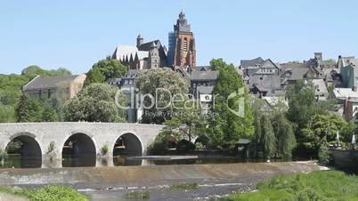 Dom mit Steinbrücke