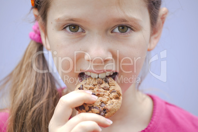 Mädchen ißt Schokoladenkekse