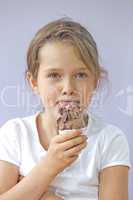 Mädchen ißt Schokoladeneis