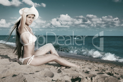 beauty woman sit on sea