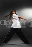 Frau tanzt im Studio, grauer Hintergrund