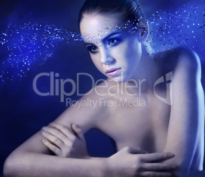 nackte Frau, blauer Hintergrund