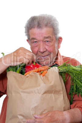 Senior ernährt sich bewusst gesund