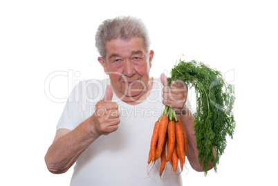 Senior mit Karotten in der Hand