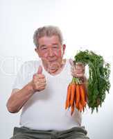 Senior hält Karotten in seiner Hand