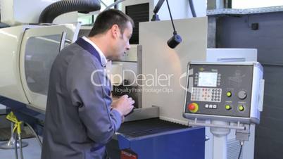 Industriemechaniker an CNC-Maschine