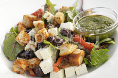 Salat mit Feta, getrockneten Tom