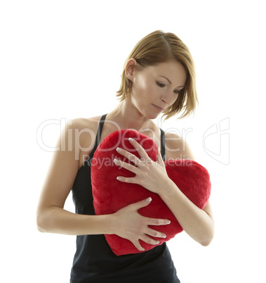Frau mit Herzkissen