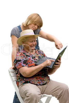 Seniorin und ihre Enkelin  mit einem Computer