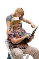 Seniorin und ihre Enkelin  mit einem Computer