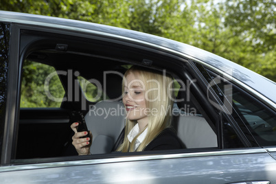 Frau in einem Auto