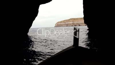 Malta/ Gozo: Bootsfahrt aus einer Höhle beim Azure Window Dwejra