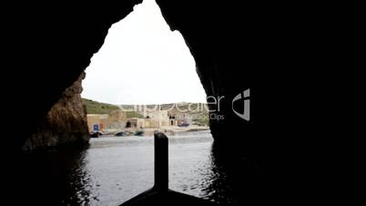 Malta/ Gozo: Bootsfahrt aus einer Höhle zum Hafen beim Azure Window Dwejra