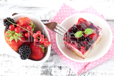 frischer Kuchen mit Beeren / fresh cake with berries