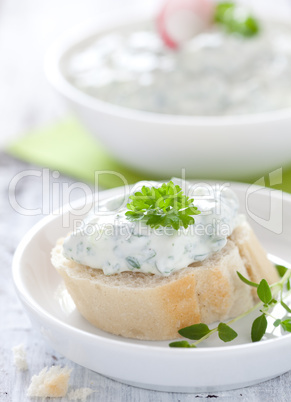 kleiner Kräutersnack / small snack with quark