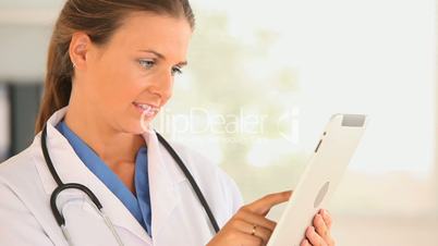 Ärztin mit Tablet-Computer