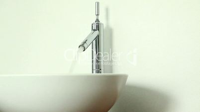 Waschbecken mit fließendem Wasser