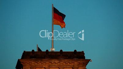 wehende Deutschland-Flagge auf einem Turm des Berliner Reichtstags