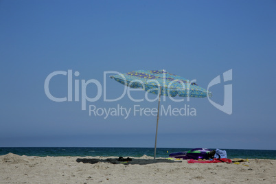 Strand mit Sonnenschirm