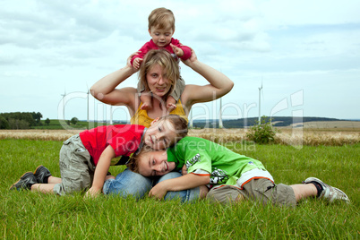 Junge Familie auf der Wiese 48