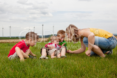 Junge Familie auf der Wiese 53