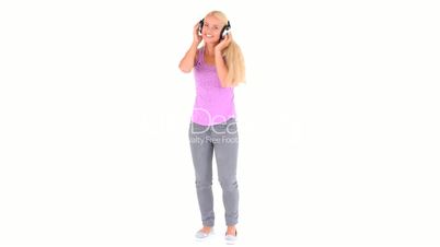 Frau hört Musik